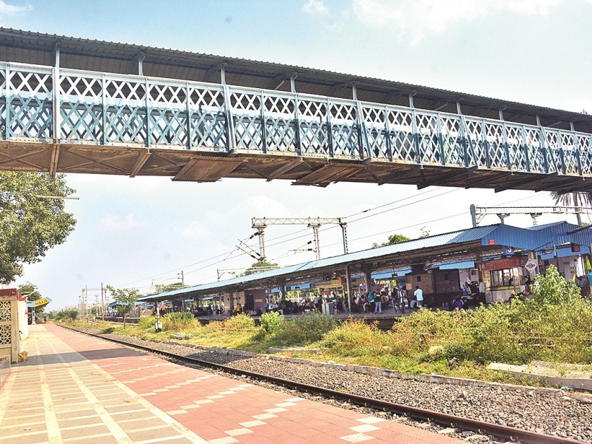  'FOB Ramp' of three crores being erected at Akola Railway Station | अकोला रेल्वेस्थानकावर उभारला जातोय साडेतीन कोटींचा 'एफओबी रॅम्प'