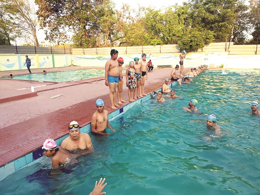 Parents 'no entry' in swimming area |  तरणतलाव परिसरात पालकांना ‘नो एन्ट्री’