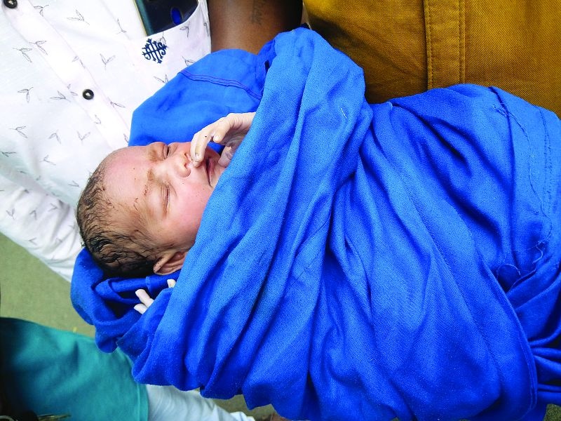 New born girl child find on the street in Akola | दोन दिवसाची चिमुकली रस्त्यावर बेवारस आढळली!