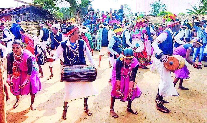 At the time of the tribal cultural festival in Kamat | कामतळ्यात आदिवासी सांस्कृतिक महोत्सव थाटात