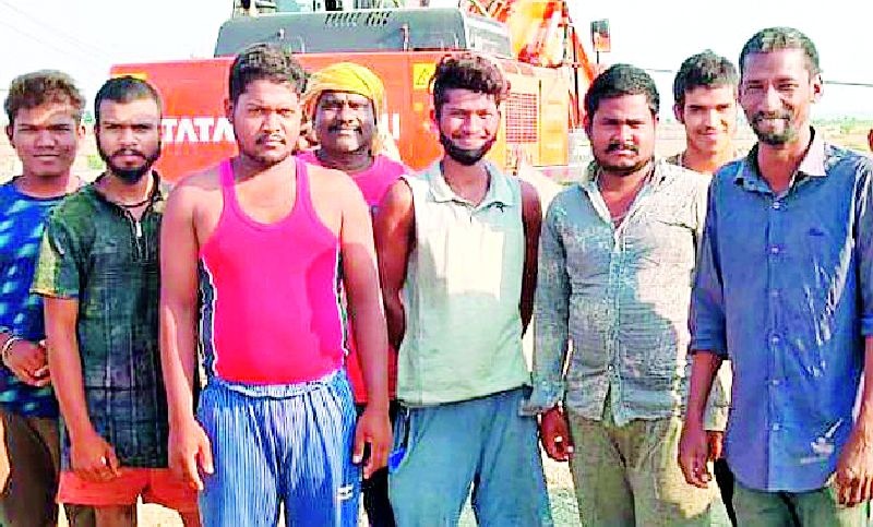 19 laborers from Jogisakhara area are trapped in Karnataka | जोगीसाखरा भागातील १९ मजूर कर्नाटकात अडकले