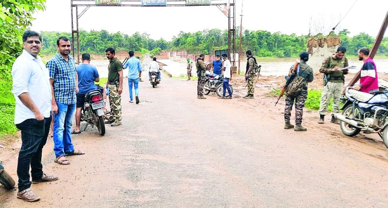 Inspection of vehicles in Bhamragad on the occasion of Naxal Week | नक्षल सप्ताहानिमित्त भामरागडात वाहनांची तपासणी