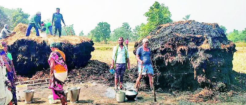 Again, the burnt grain of 13 farmers | पुन्हा १३ शेतकऱ्यांचे धानाचे पुंजणे जाळले
