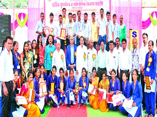 Annual praise at Baragaon Pimpri College | बारागावपिंप्री महाविद्यालयात वार्षिक गुणगौरव उत्साहात