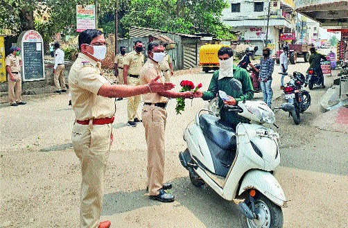 Gandhigiri of the police with a rose flower | गुलाबपुष्प देऊन पोलिसांची गांधीगिरी
