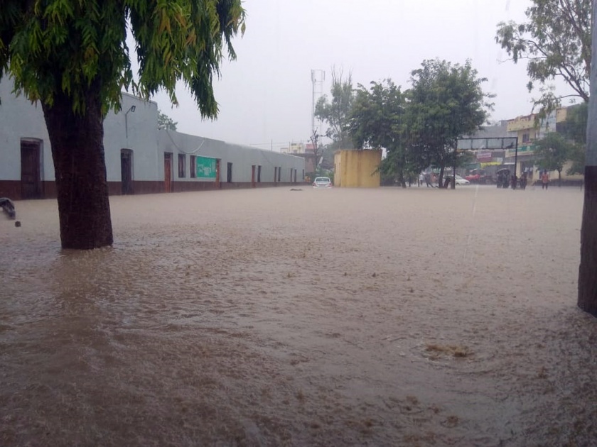 Rain water accumulated in the school | शाळेत घुसले पावसाचे पाणी
