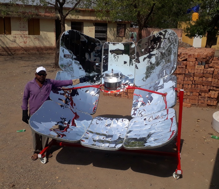 ZP to be cooked in solar cooker School khichdi | सोलार कुकरमधून शिजणार जि.प. शाळेत खिचडी