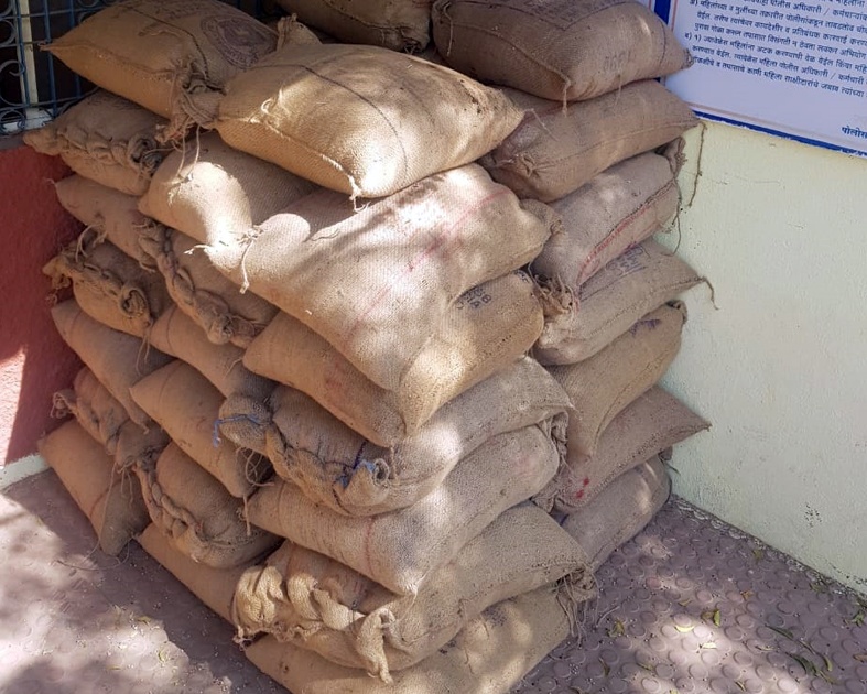 40 bags pigeon peas seized | चोरीला गेलेली ४० पोते तूर जप्त