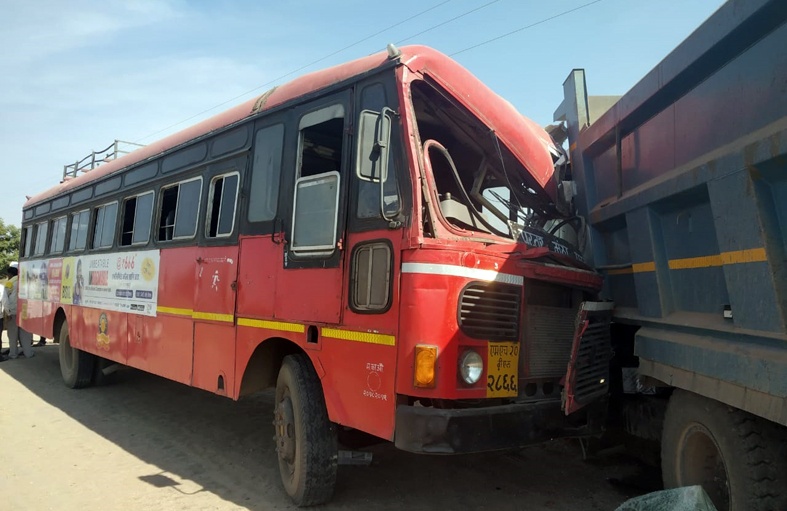 18 passengers injured in truck- bus accident | हायवाची बसला धडक १८ प्रवासी जखमी