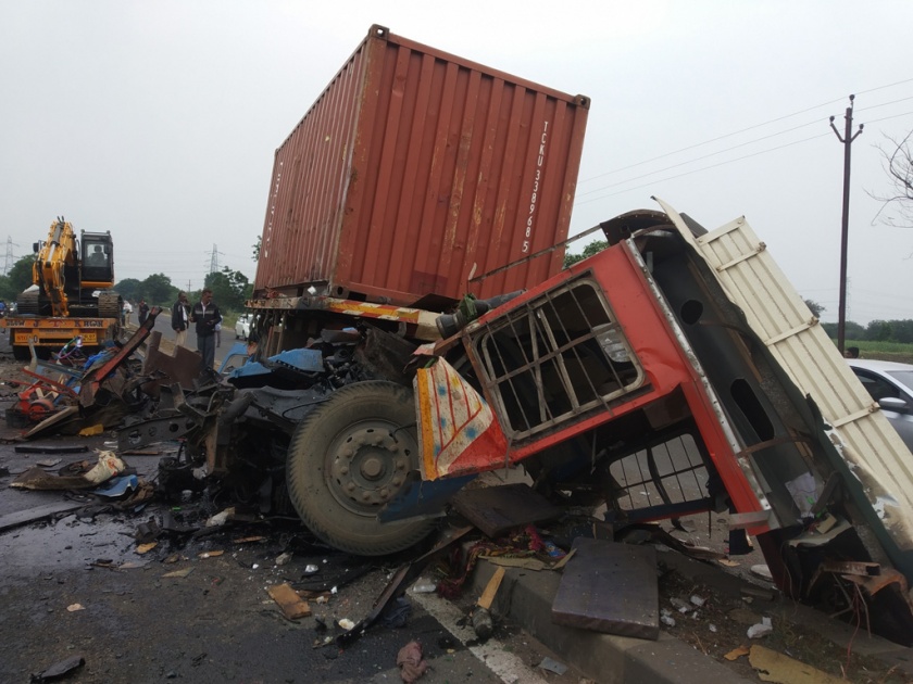 Two killed in trailer-container crash | ट्रेलर-कंटेनर अपघातात दोनजण ठार