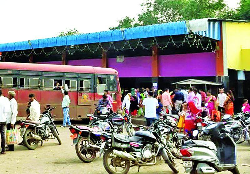 Passengers rush on Bus station khamgaon | दिवाळीत बसस्थानकांत प्रवाशांची गर्दी