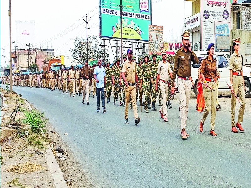 Two thousand police in Koregaon Bhima | कोरेगाव भीमात दोन हजार पोलिसांचे संचलन