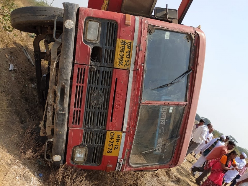  The Lasalgaon-Chandwad bus was overturned | लासलगाव-चांदवड बस उलटली