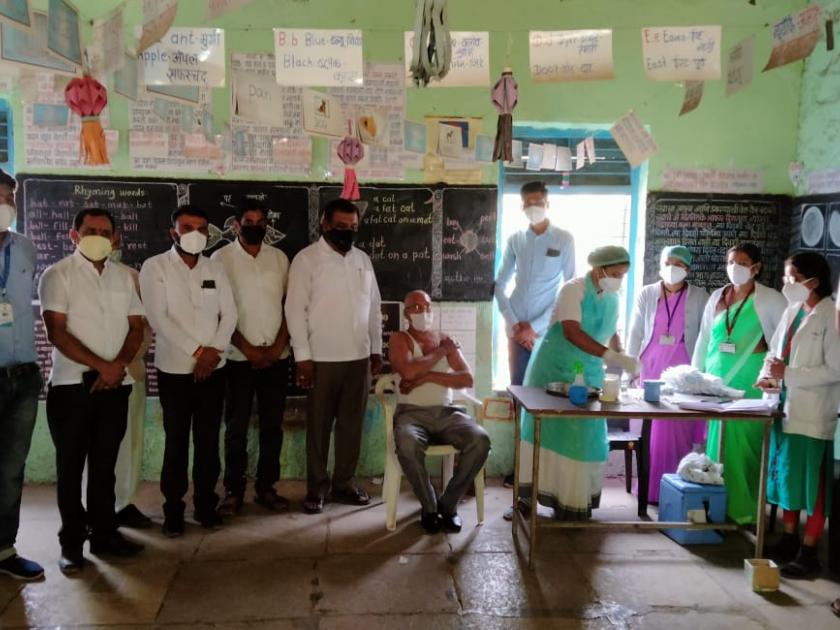 Vaccination started at Takli Vinchur | टाकळी विंचूर येथे लसीकरण सुरू