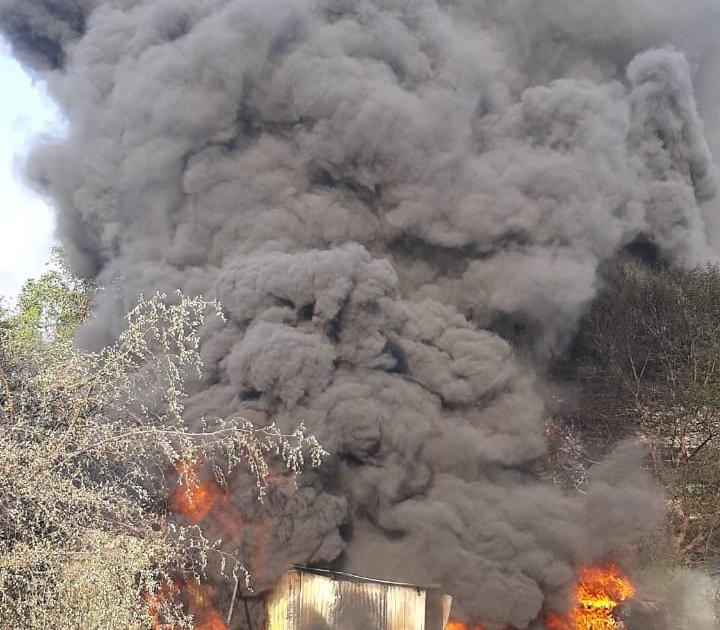 Massive fire at Tire's godown at Lasalgaon | लासलगाव येथे टायरच्या गोडाउनला भीषण आग