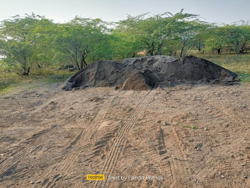 Illegal sand deposits in Vasaka, Vithewadi area | वसाका, विठेवाडी परिसरात अवैध वाळू साठे