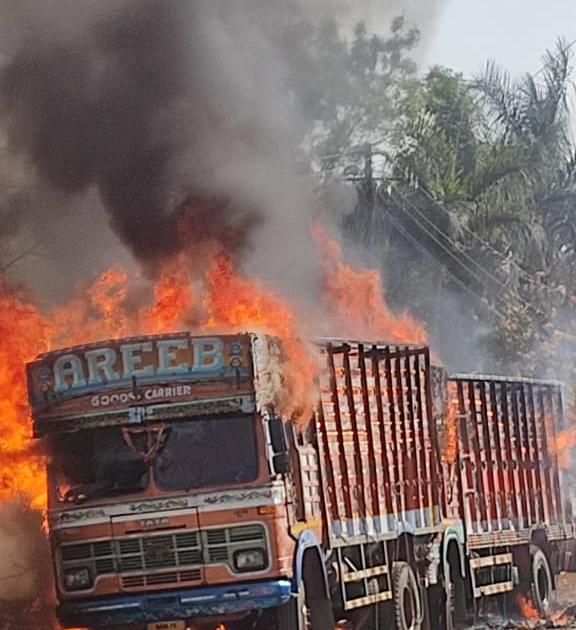 Electric wire falling on vertical truck; Burn two trucks in Malegaon | उभ्या ट्रकवर पडली विजेची तार; मालेगावी दोन ट्रक जळून खाक