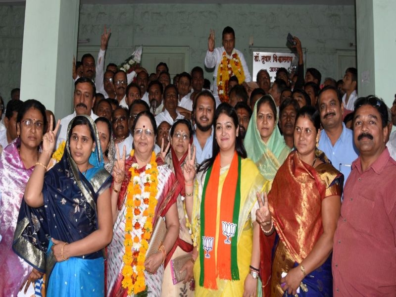 BJP candidate wins all four subject committee chairpersons of Dhule Zilla Parishad | धुळे जिल्हा परिषदेच्या चारही विषय समिती सभापतीपदावर भाजपचे उमेदवार विजयी