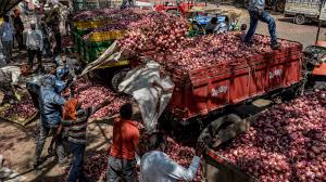 5500 quintals of onion arrives in Nandurshingote sub-market | नांदूरशिंगोटे उपबाजारात ५५०० क्विंटल कांदा आवक