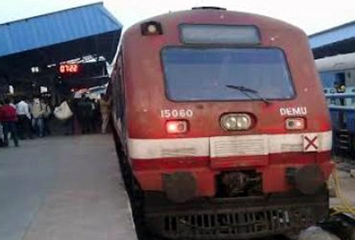 Parbhani: Demu Railway to be repaired in Pune | परभणी : पूर्णेत होणार डेमू रेल्वेची दुरुस्ती