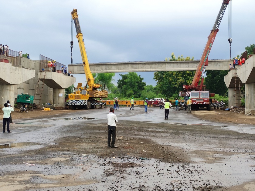 Work is underway to lay girders on the Navodaya bridge on the highway near Sakegaon | साकेगावजवळ महामार्गावरील नवोदय पुलावर गर्डर टाकण्याचे काम सुरू