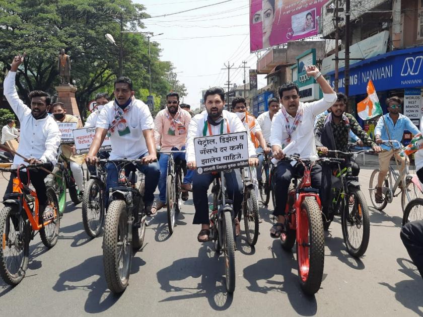 Congress cycle rally against fuel price hike | इंधन दरवाढीविरोधात काँग्रेसची सायकल रॅली