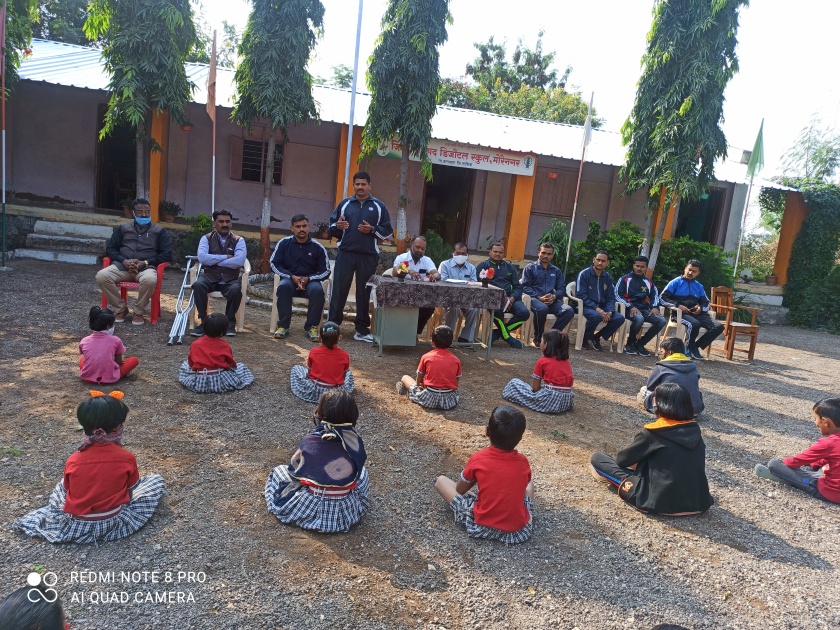 School filled by military personnel in Morenagar village | मोरेनगर गावात लष्करी जवानांनी भरवली शाळा