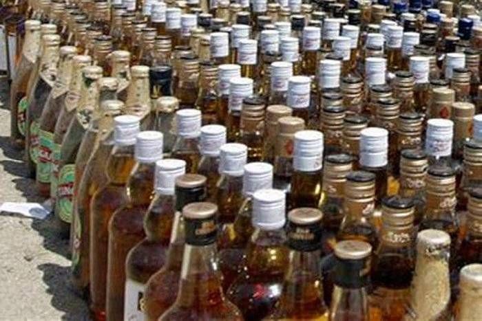 Widespread sale of village liquor during the curfew in Palekhurd | पाळेखुर्दला संचारबंदी काळात गावठी दारूची सर्रास विक्री