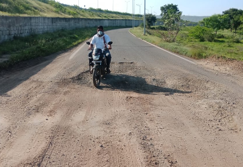 Deadly journey: Bad condition on Nandurshingote highway | जीवघेणा प्रवास : नांदूरशिंगोटे महामार्गावरील दुरावस्था