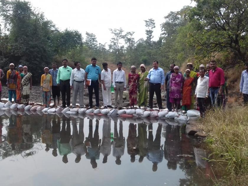 Thane ZP congratulates the officers for the demolition of Vanarai Bandh. | लोकचळवळ ठरलेल्या वनराई बंधाऱ्यांसाठी ठाणे जि.प.कडून अधिकाऱ्यांच्या अभिनंदनाचा ठराव