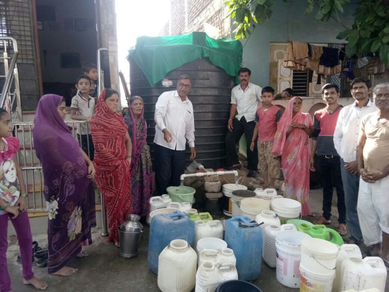 Horticulture farming is available in Malpur and the village offers self-purchase water to the village | मालपूर येथे बागायती शेती सोडून गावाला पुरवतात स्वखर्चाने पाणी