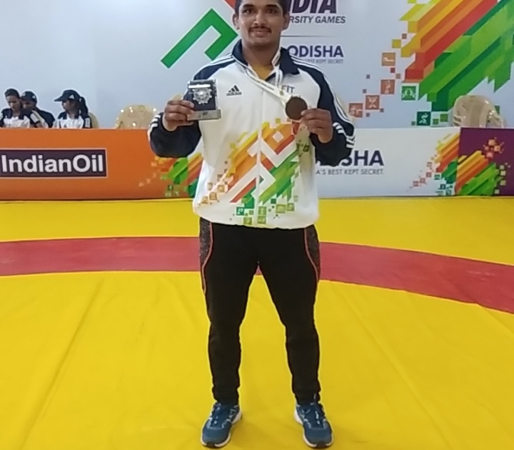 Shrigondi's Vijay Pawar dominated Khelo India's wrestling ground, the bronze medal standard. | श्रीगोंद्याच्या विजय पवारने गाजविले खेलो इंडियाच्या कुस्तीचे मैदान, ब्राँझ पदकाचा मानकरी