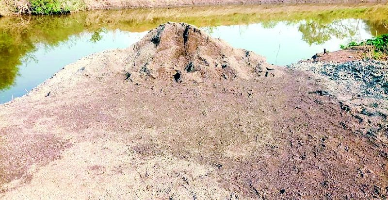 Surgavkar's throat is dry due to illegal sand dredging | अवैध वाळू उपश्यामुळे सुरगावकरांच्या घशाला कोरड