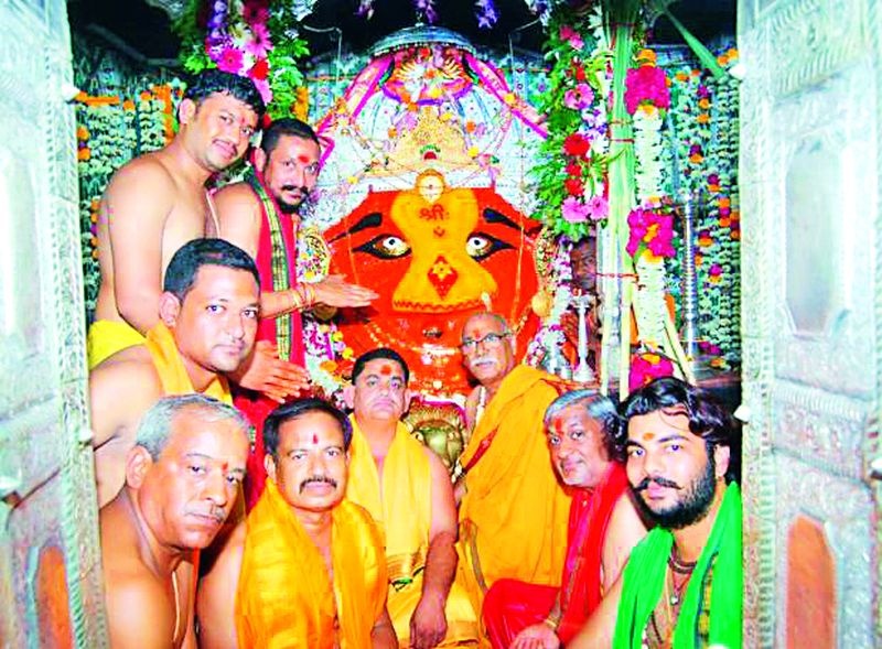 Navratri festival starts at Mahur fort | माहूर गडावर नवरात्र उत्सवाला प्रारंभ
