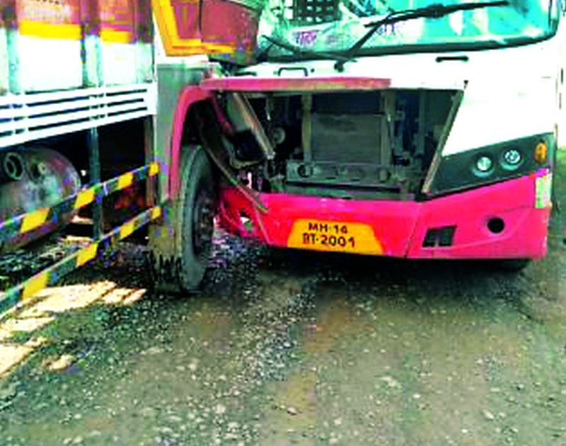 ST bus hit by truck near Mahagaon | महागावजवळ ट्रकची एसटी बसला धडक