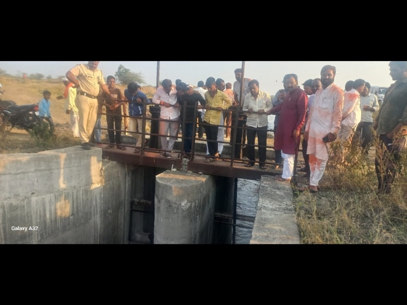 Farmers cheered by performing water puja in Darganhalli, Rampur lake | उजनीचे पाणी दर्गनहळ्ळी, रामपूर तलावात, जलपूजन करुन शेतकऱ्यांनी केला जल्लोष