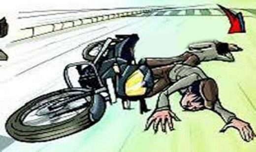 Young man dies in two-wheeler accident | दुचाकी अपघातात तरुणाचा मृत्यू