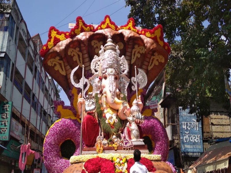 Ganesh Visarjan 2018: Celebrating the immersion of the respected Ganpati, the 8-hour procession performed | Ganesh Visarjan 2018 : मानाच्या गणपतींचे विसर्जन संपन्न ,पावणे आठ तास चालली मिरवणूक 