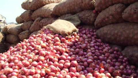 Due to corona, the purchase of onion in Solapur decreased and so did the price | कोरोनामुळे सोलापुरातील कांद्याची खरेदी घटली अन् भावही खाली आले