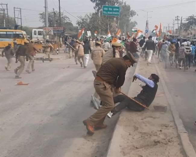 Police baton charge on Congress marchers, many injured in UP | काँग्रेसच्या पदयात्रेतील कार्यकर्त्यांवर पोलिसांचा लाठीचार्ज, अनेकजण जखमी