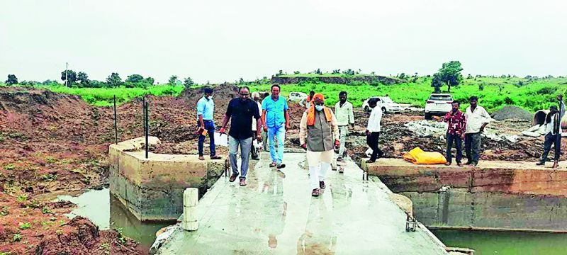 MLAs reached the dam on the complaint of farmers | शेतकऱ्यांच्या तक्रारीवरून आमदार पोहोचले बांधावर