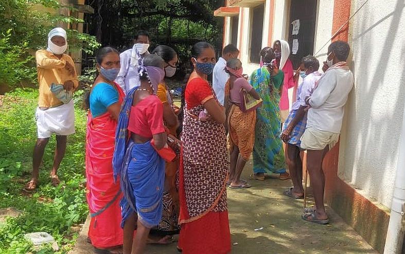 Citizens of Telangana in Gadchiroli district for vaccination | लसीकरणासाठी तेलंगणातील नागरिक गडचिरोली जिल्ह्यात