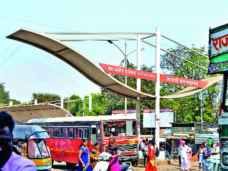 Demand for concretization at Nimani Bus Stand | निमाणी बसस्थानकात काँक्रिटीकरणाची मागणी