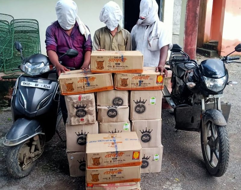 liquor stock coming Buldhana district seized in Akola | बुलढाणा जिल्ह्यातून अकोल्यात येणारा देशी दारूचा साठा जप्त