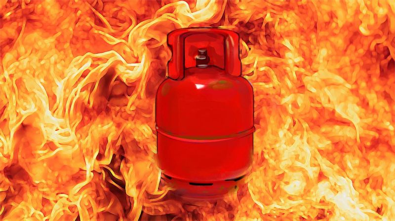 15 shops has burnt in the explosion of gas cylinder in Gondia district | गोंदिया जिल्ह्यात सिलेंडरच्या स्फोटात १५ दुकाने खाक