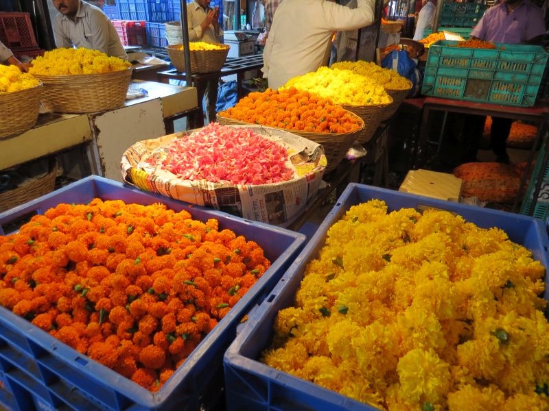 Sale of flowers of 5 to 3 lakhs per day for Ganesh festival in Nagpur | उपराजधानीत गणेशोत्सवाकरिता दररोज ६० ते ७० लाखांची फुलविक्री
