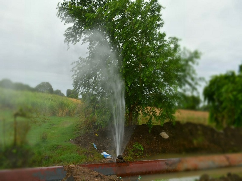 MIDC's water pipes burst | एमआयडीसीची जलवाहिनी फुटली