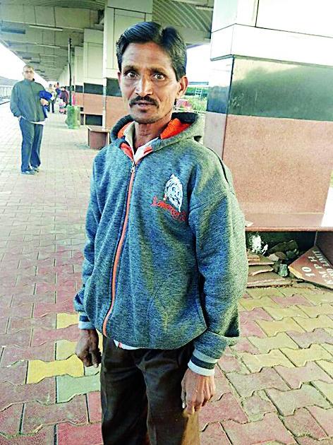 Honesty of cleaning staff at Nagpur railway station; Eight thousand returned have been returned | नागपूर रेल्वेस्थानकावरील सफाई कर्मचाऱ्याची इमानदारी; सापडलेले आठ हजार परत केले