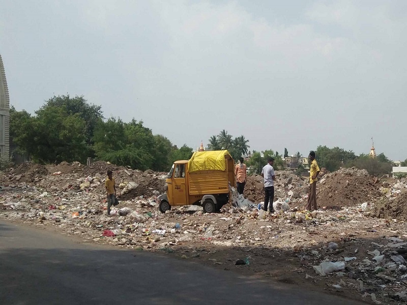  Disposal of garbage in Khadan in Bajajnagar | बजाजनगरमध्ये खदाणीत होतेय कचऱ्याची विल्हेवाट