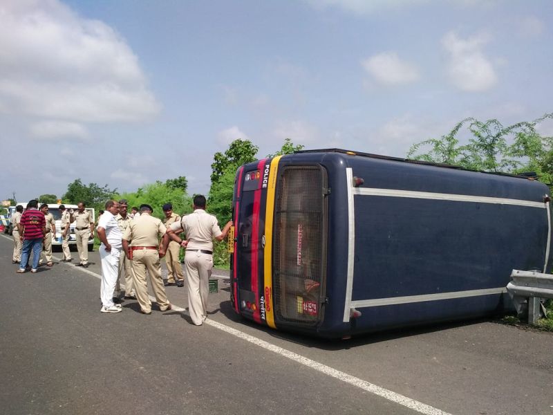 Police van turn down on the Nagpur-Amravati National Highway | नागपूर अधिवेशनासाठी जाणारी पोलीस व्हॅन नागपूर-अमरावती राष्ट्रीय महामार्गावर उलटली